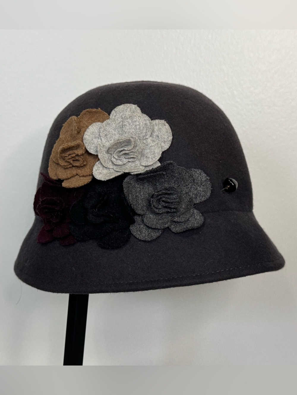 Universal Thread 100% Wool Cloche Hat Charcoal Gray Felt Flower Accent Vintage